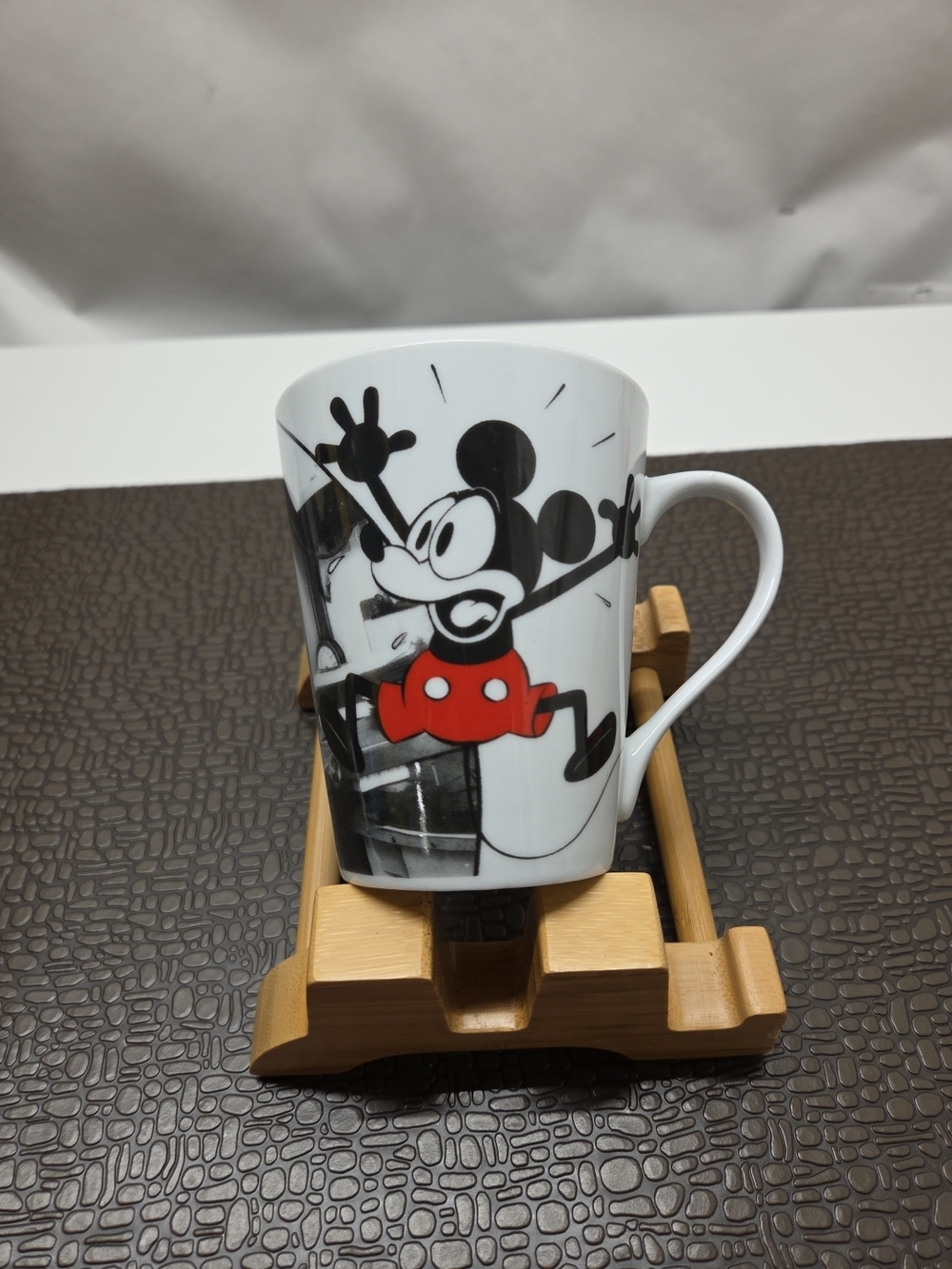 Disney Classic Excite Mickey Mouse Coffee Mug 10 oz.